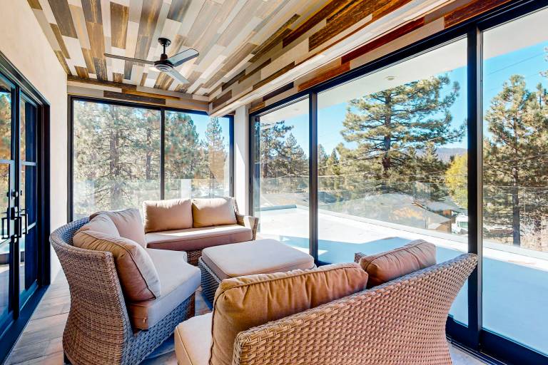 Child-friendly chalet with pool, grill & patio | Mountain view | Pet-friendly — photo 3