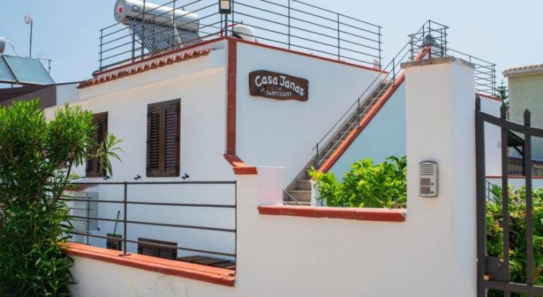 House with terrace, yard & barbeque in Bari Sardo