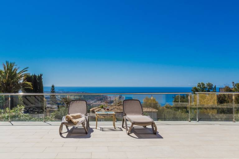 Villa with hot tub, terrace & pool | City view — photo 4