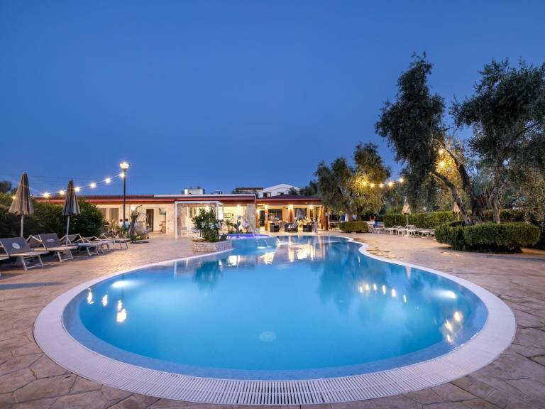 Rental apartment with terrace, yard & pool — photo 3