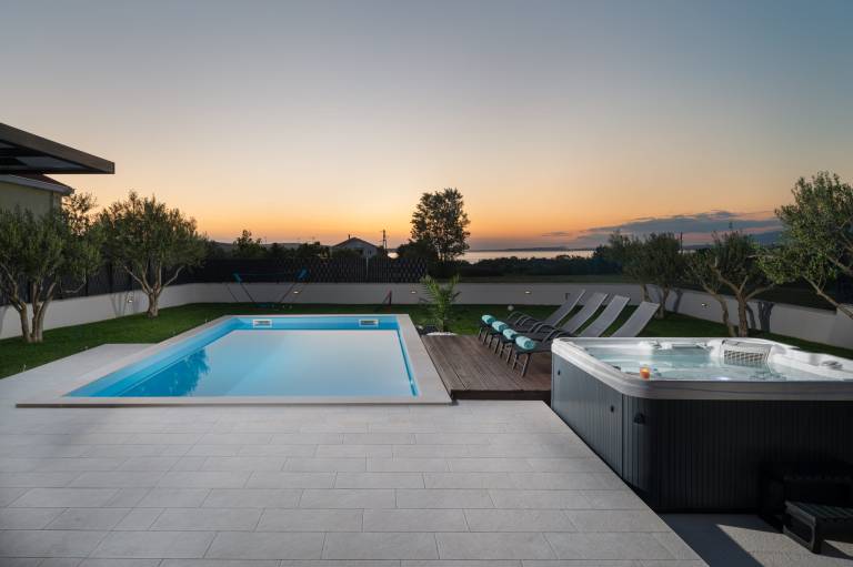 Villa with barbecue, hot tub & private pool — photo 3