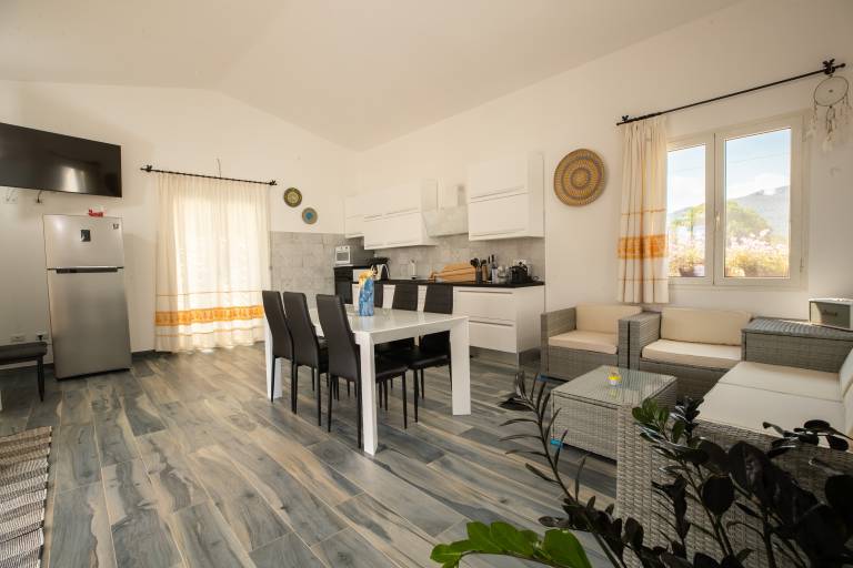 Family-oriented vacation home with barbeque, garden & private pool | Mountain view | Pet-friendly — photo 5