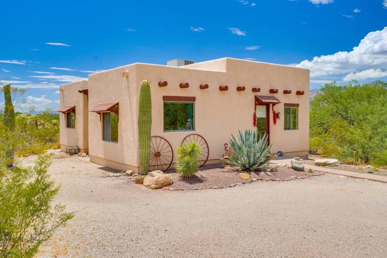 Chic Tucson Casita w Deck & Panoramic Views