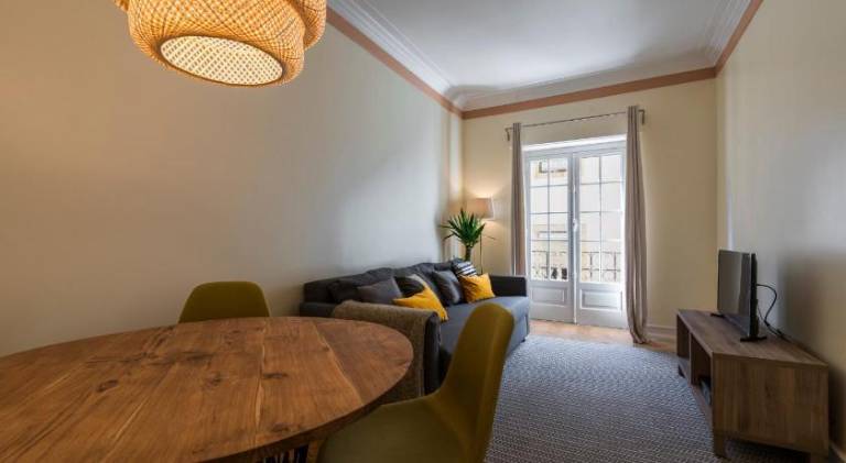 Fully equipped rental apartment with terrace & hot tub | Near São Jorge Castle | Perfect for remote work | Pet-friendly — photo 2
