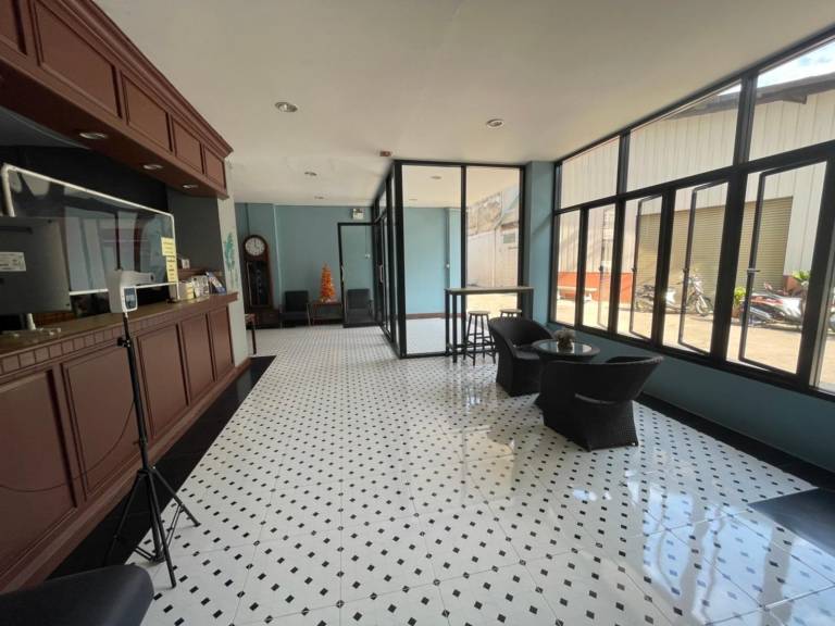 Serviced apartment with patio & yard | Pets allowed — photo 5