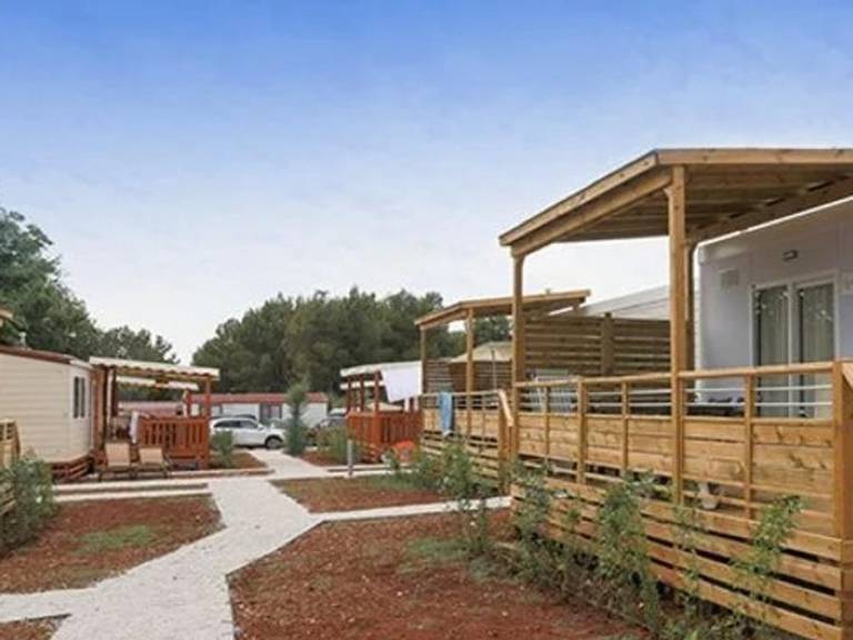 Mobile home with patio & pool — photo 4