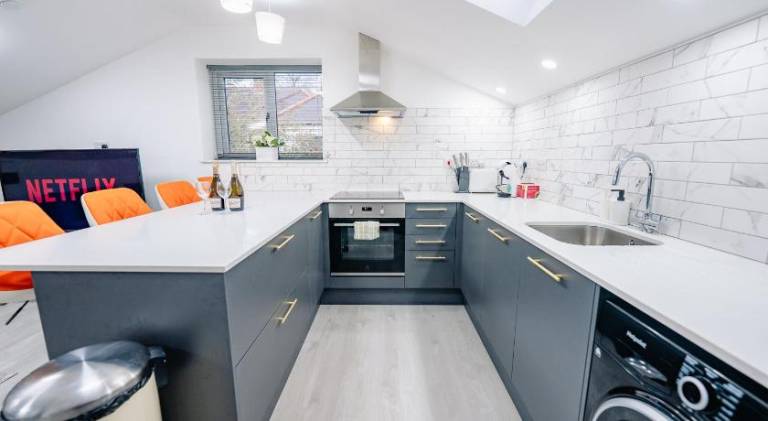 3 Bedrooms Luxury Apartment with Free Street Parking and Fast WiFi — photo 4