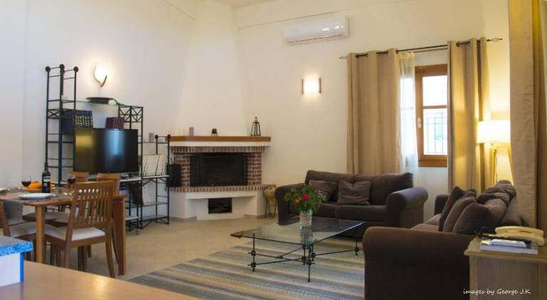 Fully equipped villa with terrace, yard & hot tub | Perfect for remote work | Pet-friendly in Heraklion
