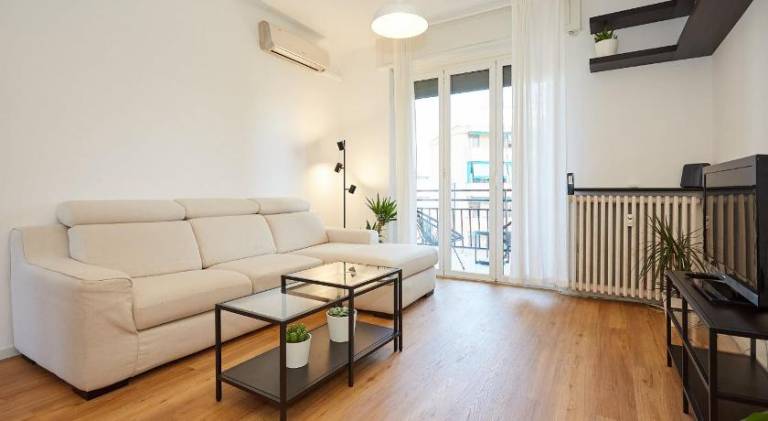 Family Friendly & Spacious w Balcony near Metro — photo 2