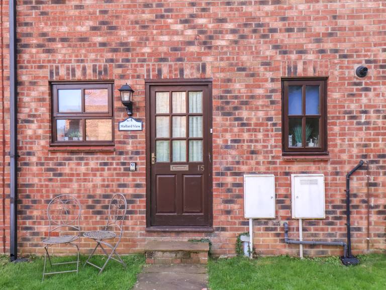 Cottage with garden — photo 4