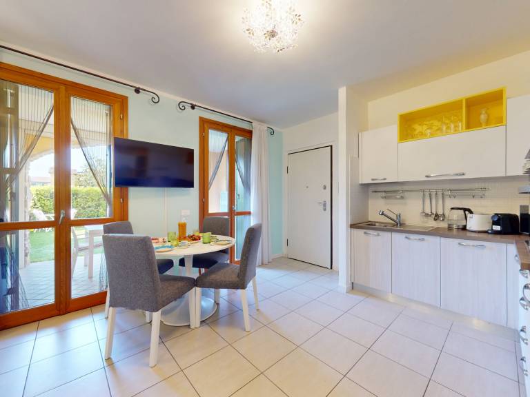 Family-oriented apartment with yard, grill & pool | Pet-friendly — photo 5