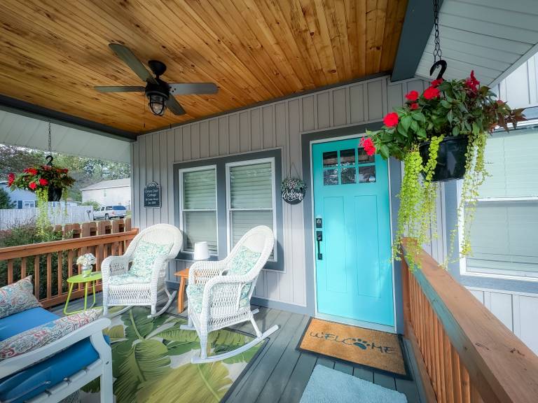 Green Door Cottage Charming Mid-Term Near Downtown Asheville — photo 2