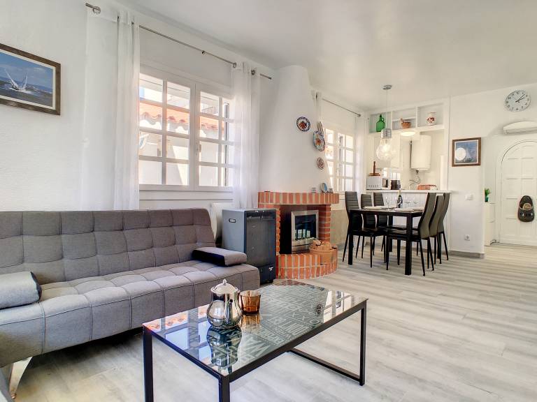 Fully equipped charming vacation home with patio | Close to the beach | Dogs allowed — photo 3