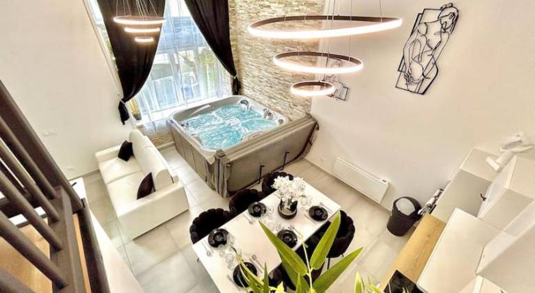 Apartment with hot tub — photo 3