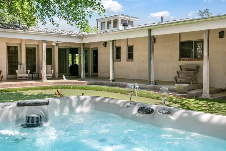 Vacation home with jacuzzi, sauna & barbecue | Mountain view in Fredericksburg, TX