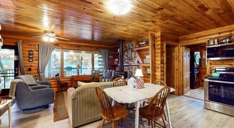 House with hot tub | Pet-friendly — photo 3