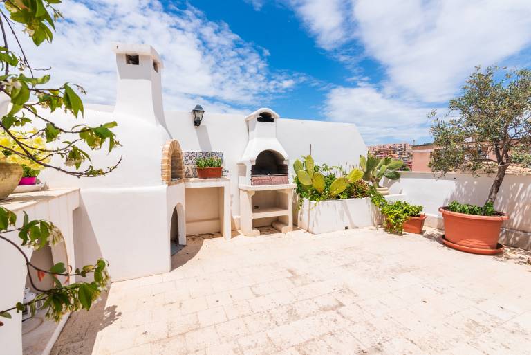 Vacation home with terrace, barbecue & fast internet | City view | Perfect for remote work | Pets allowed — photo 2