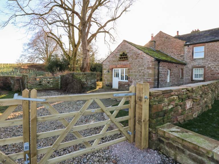 Cottage with yard in Penrith