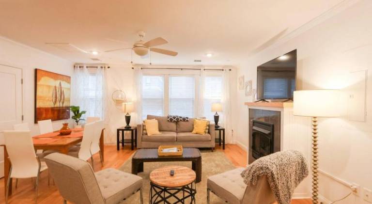 Modern 2-bed, 2-bath, 4 min walk to Northeastern in Boston, MA
