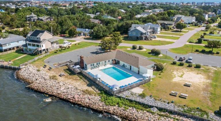 Vacation home with pool — photo 4