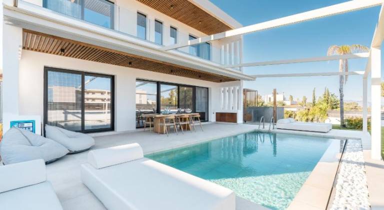 Villa with pool — photo 3