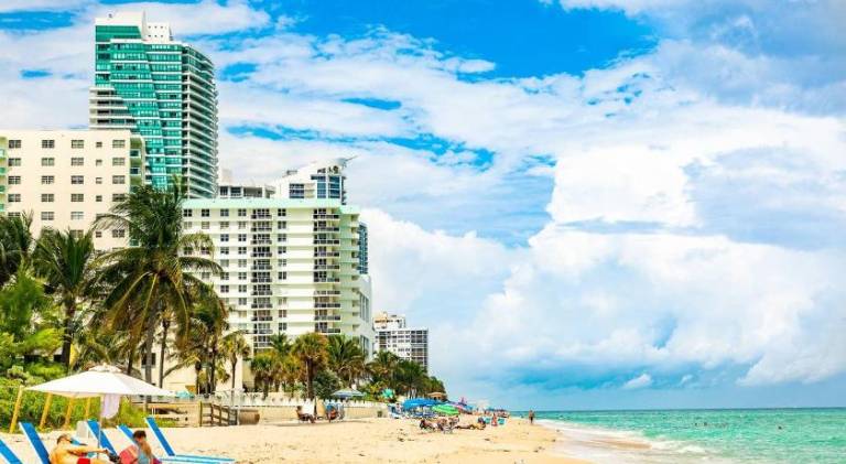 Rental apartment with pool in Aventura, FL