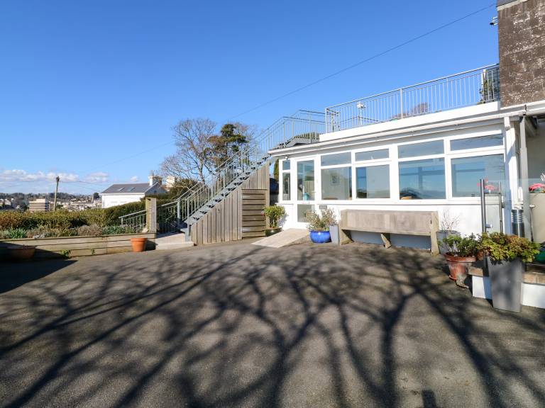 Cottage with yard | Beach view — photo 3