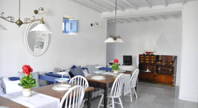Villa with patio, garden & pool | Pet-friendly — photo 4