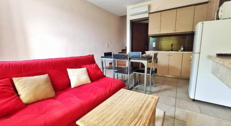 Serviced apartment with pool, patio & yard — photo 3