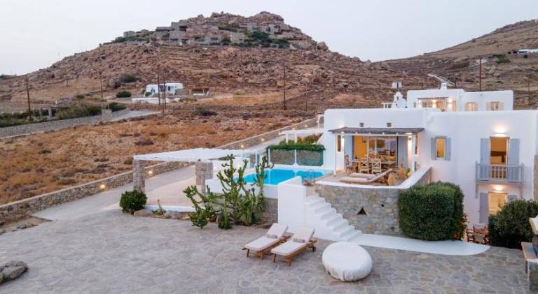 Villa with private pool, patio & yard — photo 5