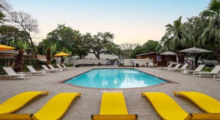 Apartment with pool — photo 4