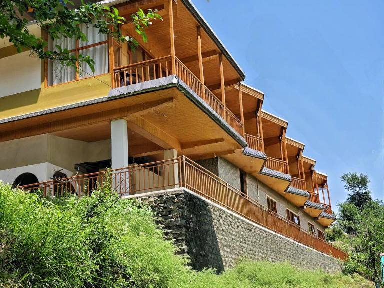 Pleasant house with terrace & yard | Pets allowed in Kullu