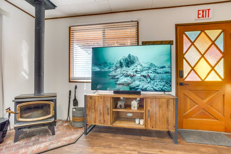 2 Mi to Big Bear Mtn Resort: Cabin w/ Updated Deck — photo 5