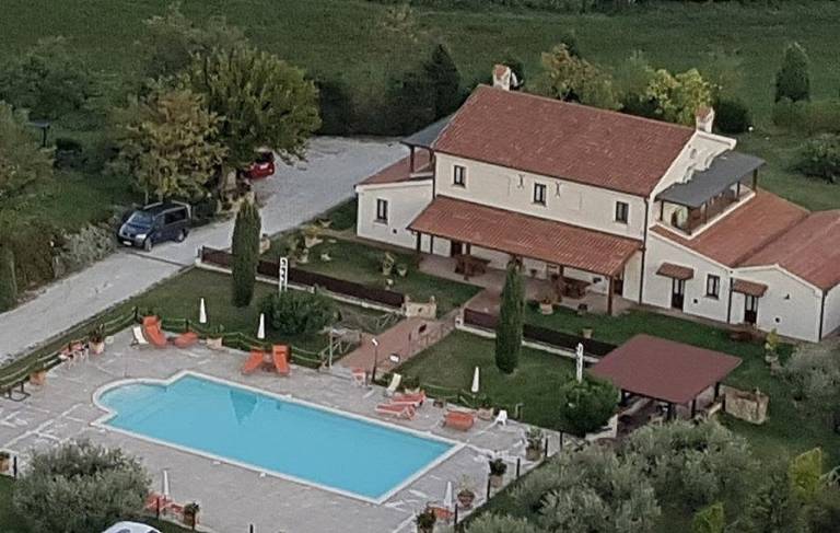 Charmante Ferienwohnung in San Costanzo mit Pool, Grill & Whirlpool