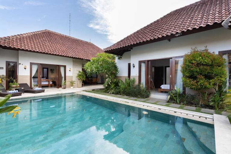 Spacious villa with terrace, yard & private pool | Pets are welcome in Kuta
