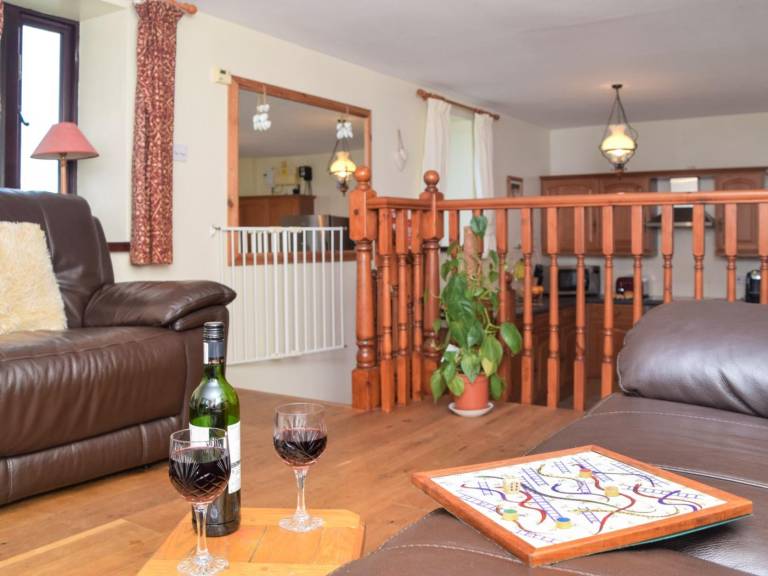 Cottage with hot tub & garden | Water view — photo 4