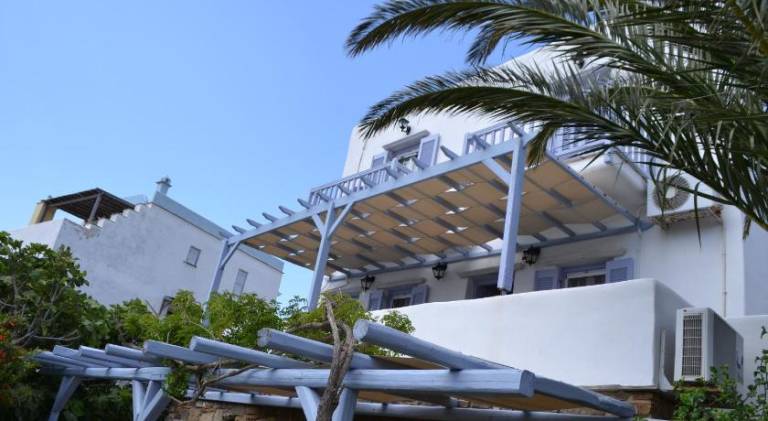 Apartment with yard & patio — photo 3