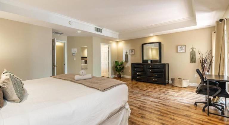 Salty Fox 5BD Oasis w Spa, Beach & Downtown — photo 2