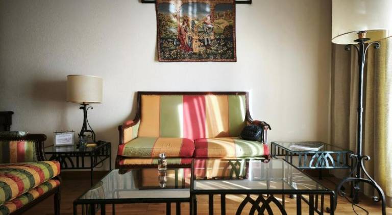 Serviced apartment with patio, pool & garden | Next to Popes' Palace — photo 4
