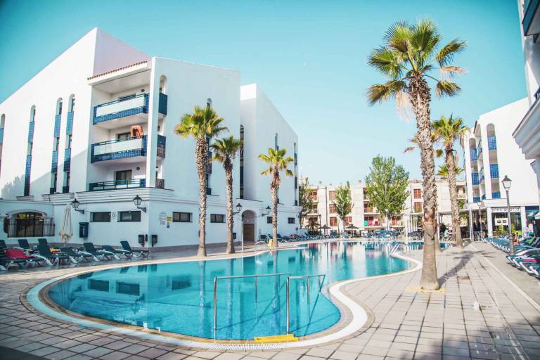 Holiday apartment with outdoor swimming pool in Cambrils