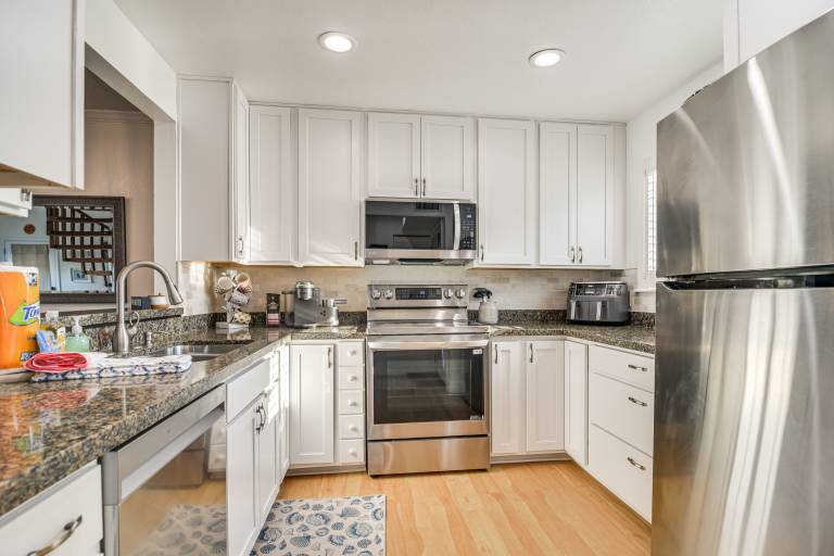 1 Block to Sunset Beach: Dog-Friendly Family Home — photo 4