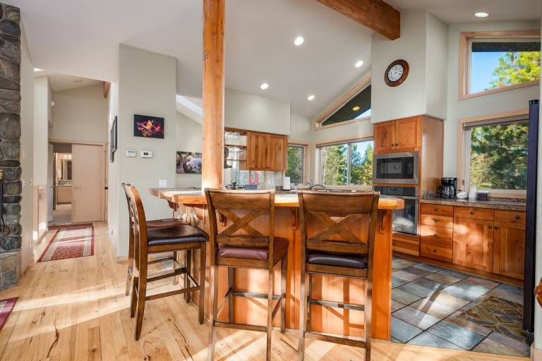 3 Mulligan - Hot Tub with Wooded Views, Wine Cellar, SHARC passes, Comfort & Style — photo 4