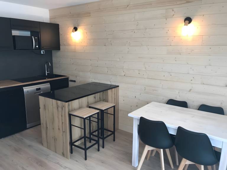 Renovated Studio Cabin: Mountain View, Private Terrace & Wi-Fi — photo 2
