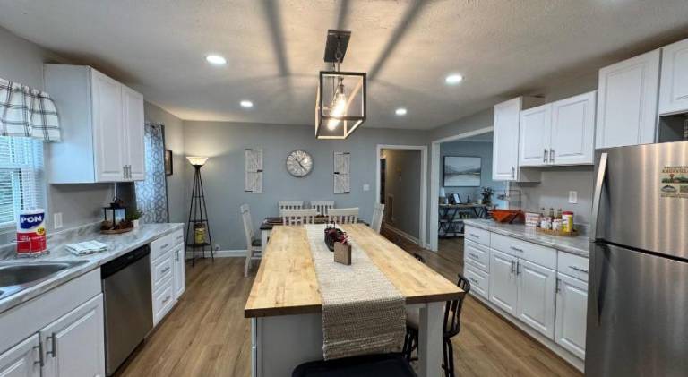 Spacious 3BR Knoxville Home - Sleeps 6 -Full Kitchen — photo 2