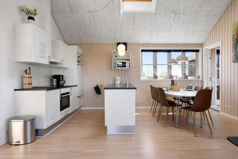 Children-friendly vacation home with grill, hot tub & terrace | Pet-friendly — photo 5