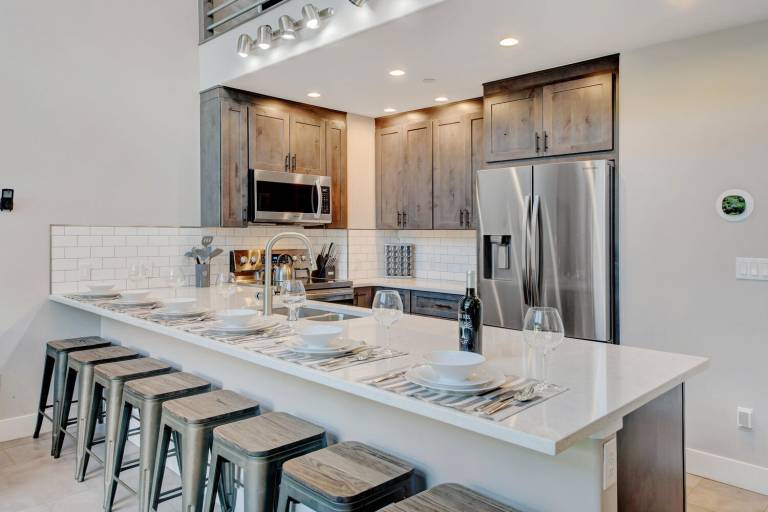 Children-friendly spacious vacation home with patio, BBQ & jacuzzi | Mountain view | Close to the ski | Pets are welcome — photo 3