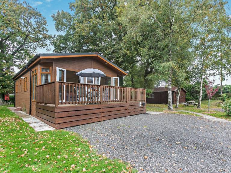 Lodge with patio, yard & hot tub — photo 2