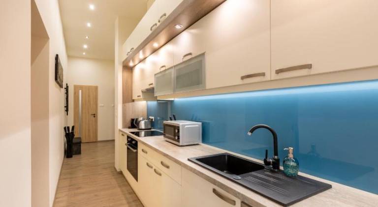 Fully equipped charming holiday apartment with hot tub & patio | Close to Hungarian Parliament Building | Suitable for remote work | Pets allowed — photo 3