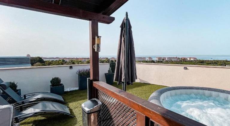 Fully equipped pleasant apartment with yard, barbecue & jacuzzi | Close to the beach | Dogs allowed in El Vendrell