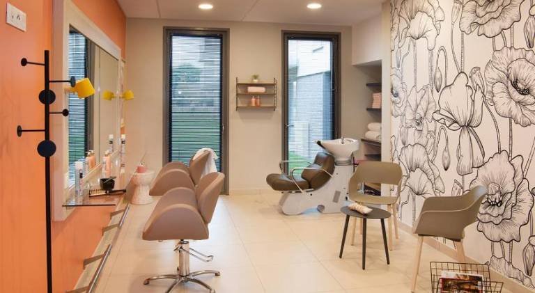 Wonderful serviced apartment with patio, yard & pool | Pet-friendly — photo 4